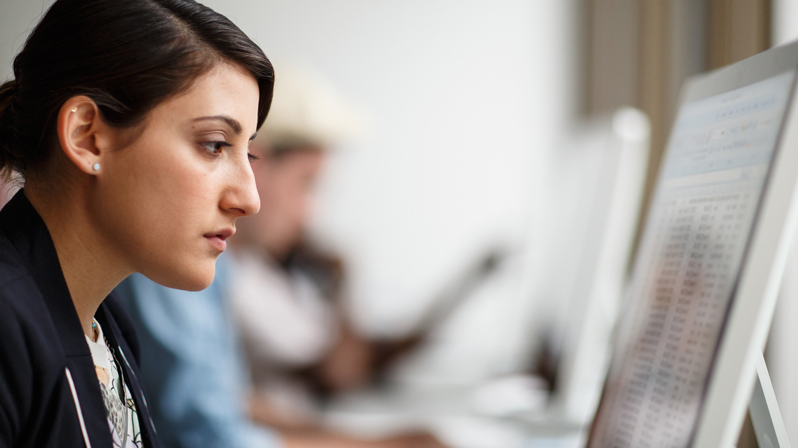 office-woman-monitor-1600x900 office-woman-monitor-1600x900