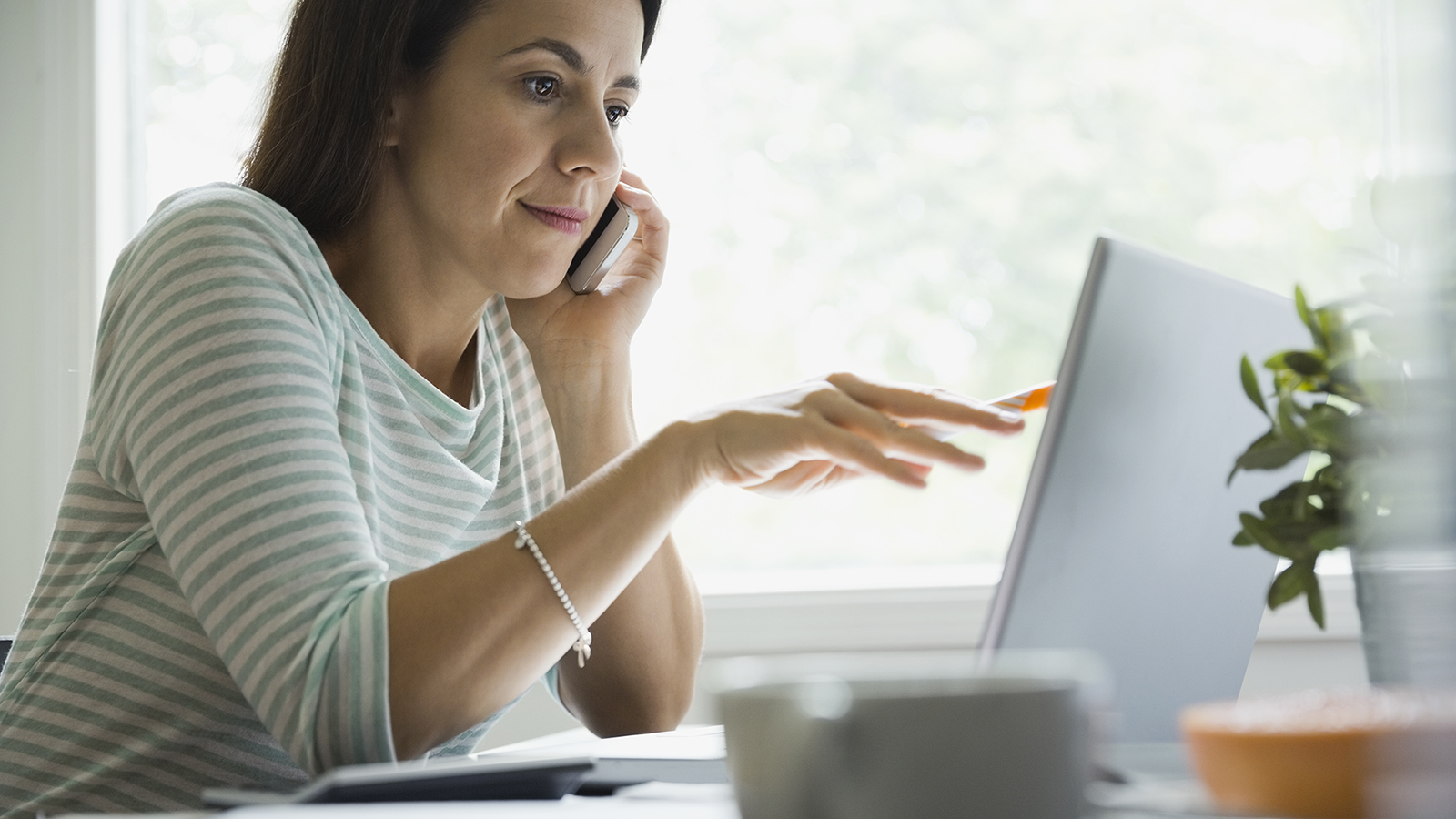 business-woman-laptop-phone-1600x900 business-woman-laptop-phone-1600x900