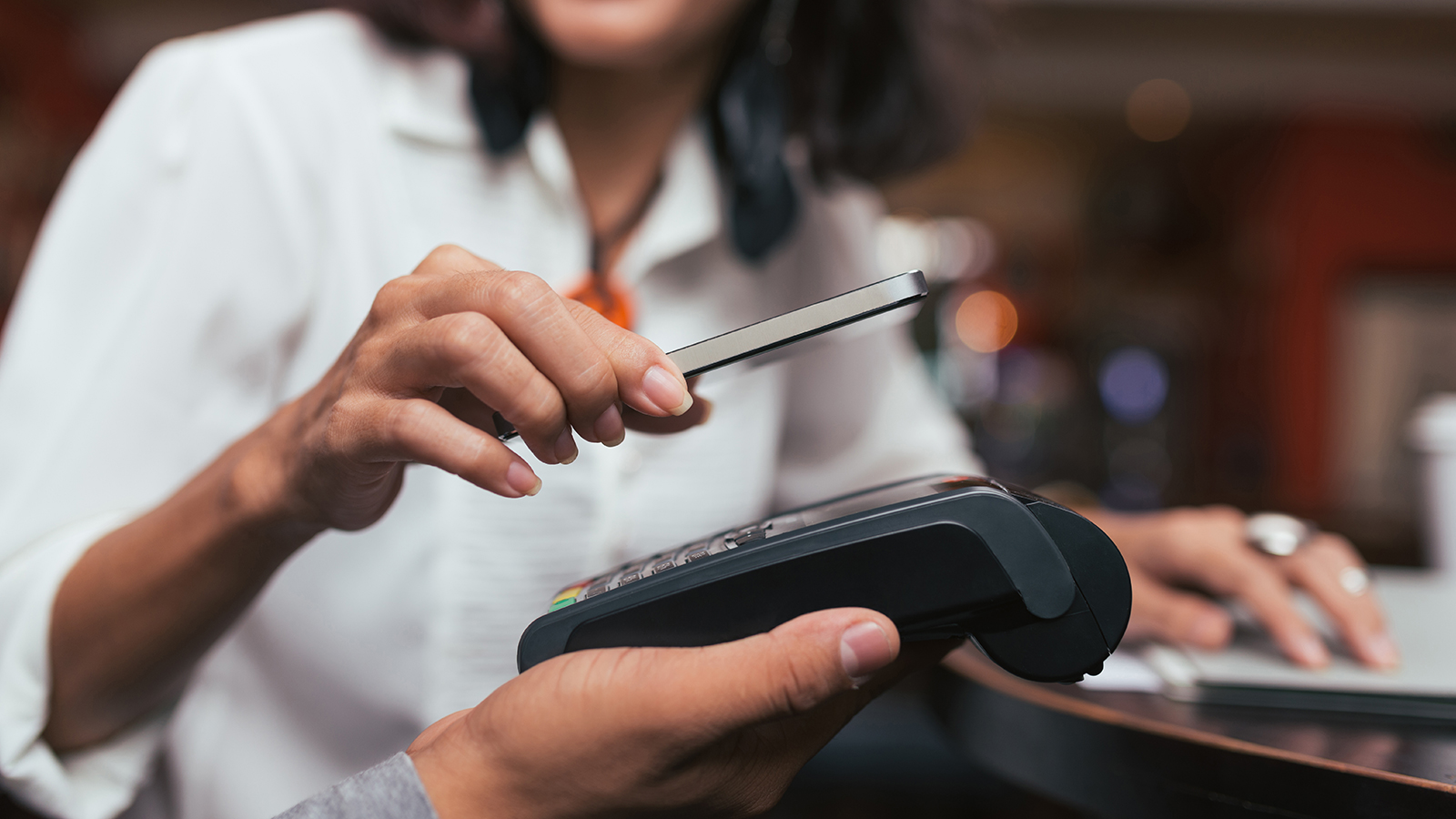 restaurant-paywave-woman-1600x900 restaurant-paywave-woman-1600x900