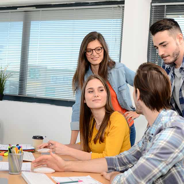 equipo de trabajo reunido en escritorio