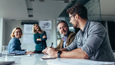 Grupo de trabajo realizando una cotización