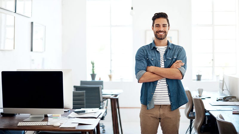 Hombre sonriente en oficina