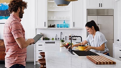 Pareja en la cocina