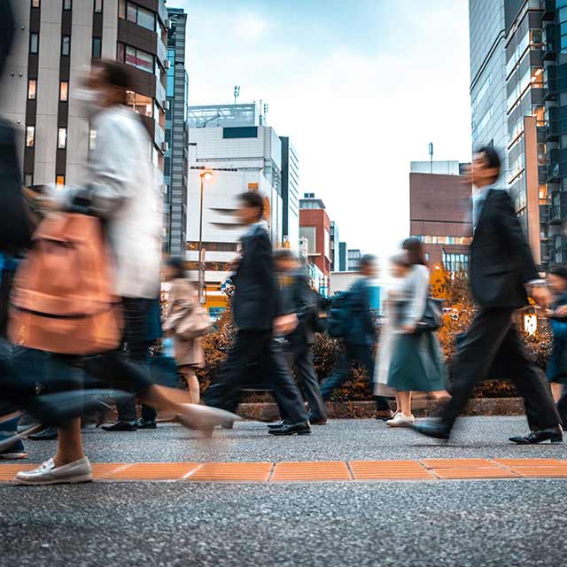 Gente caminando por la ciudad