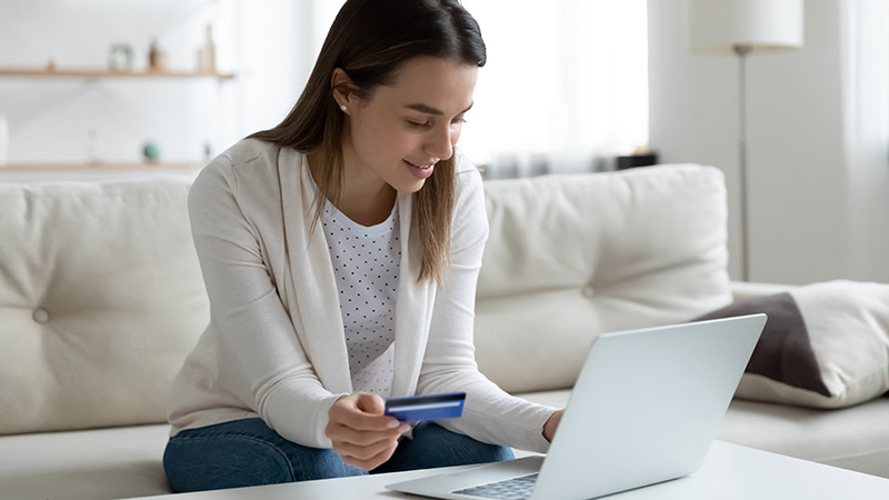 mujer trabajando en su compu