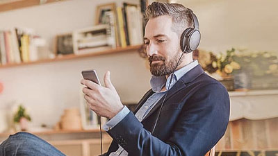 hombre con su celular en mano dsifrutando de su garantía extendida