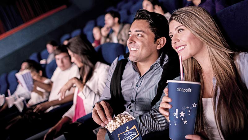 Pareja feliz en el cine