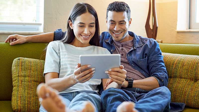 hugo-app-800x450 Pareja mirando tablet