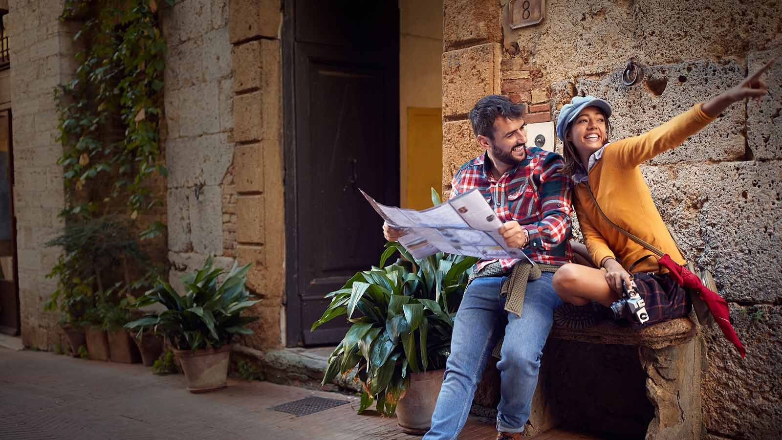 couple-traveling-1600x900 Imagem exibe um casal viajando